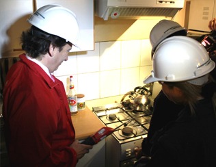 Biministro Laurence Golborne fiscaliza en terreno instalación de sellos verdes para edificios a 10 años de su implementación