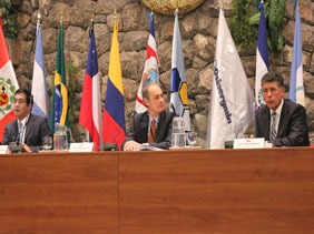 Superintendente Ávila expone en encuentro sobre fiscalización eléctrica realizado en Perú