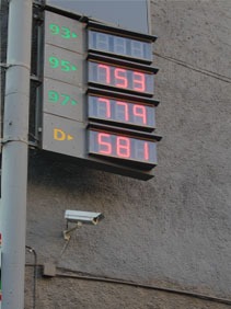 SEC formula cargos contra 139 estaciones de servicio por no informar adecuadamente sus precios