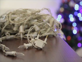 SEC multa con casi $21 millones a 5 empresas que importaban Guirnaldas Navideñas sin certificar