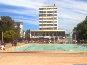 SEC Los Lagos prohíbe funcionamiento de pileta en Plaza de Osorno por riesgo de electrocución