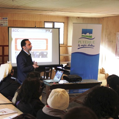 SEC Los Lagos informa a vecinos de Puyehue  sobre procedimiento de concesiones eléctricas