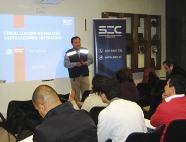 SEC Valparaíso dicta charla a funcionarios SERVIU para inspeccionar casas en reconstrucción