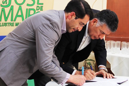 SEC firma convenio para que vecinos del Cajón  del Maipo puedan presentar reclamos en municipio