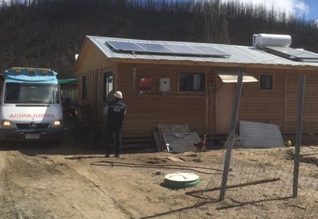 SEC Maule fiscaliza instalación de paneles solares en viviendas reconstruidas tras incendio en Santa Olga