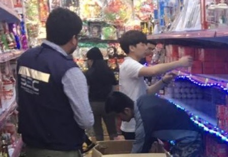 SEC Atacama ordena retirar del comercio más de 1.000 cajas de guirnaldas navideñas sin Sello SEC durante fiscalización