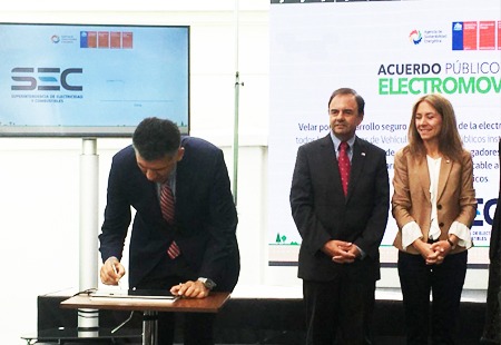 SEC participa en firma de compromiso público-privado para impulsar la electromovilidad