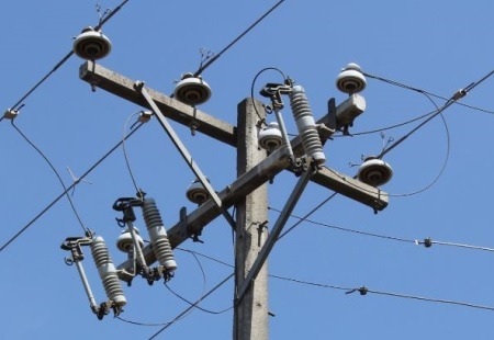SEC llama a la ciudadanía a evitar el uso de cotillón cerca de redes eléctricas para prevenir cortes de luz