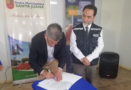 SEC Bio Bío y alcalde de Santa Juana suscriben convenio para recibir reclamos de vecinos