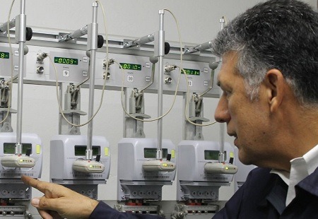 SEC fiscaliza en laboratorio proceso de certificación de nuevos medidores