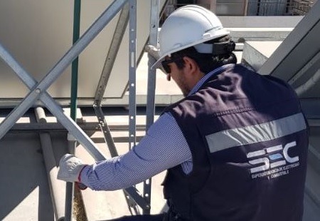 SEC Atacama fiscaliza instalación de colectores solares que beneficiarán a más de 250 familias