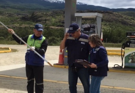 SEC Aysén fiscaliza en terreno calidad del combustible y gas licuado a la venta en la región