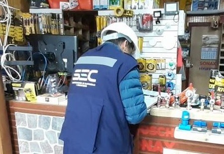 SEC Los Ríos fiscaliza en Lanco y Máfil seguridad en estaciones de servicio y venta de productos con Sello SEC