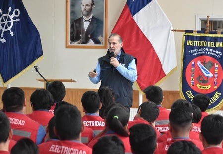 SEC Los Lagos expone a estudiantes de Chonchi alcances e implementación de normas eléctricas vigentes en el país