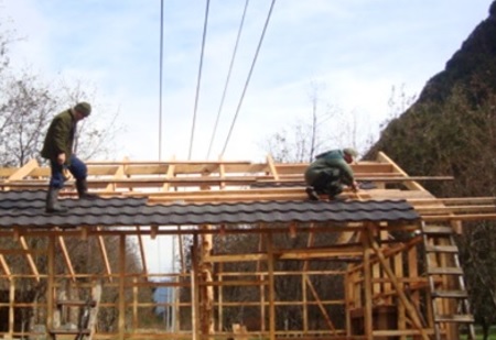 SEC Aysén reitera llamado a no construir bajo líneas eléctricas para prevenir electrocuciones