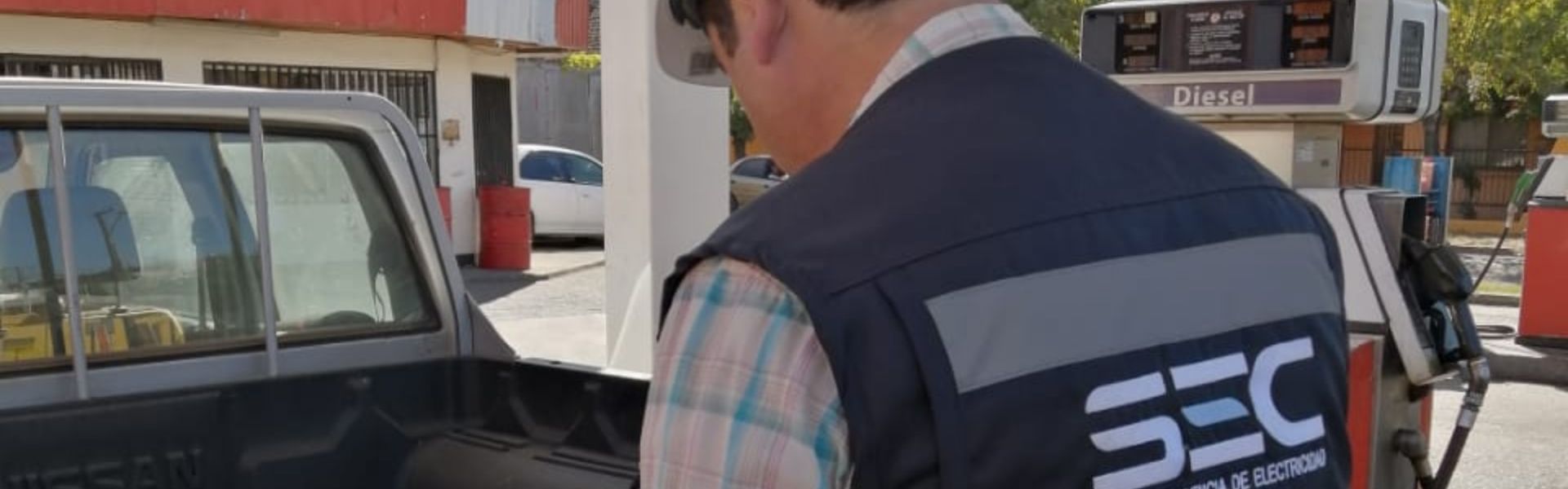 SEC Ñuble fiscaliza calidad del combustible y venta de productos con Sello SEC en San Carlos