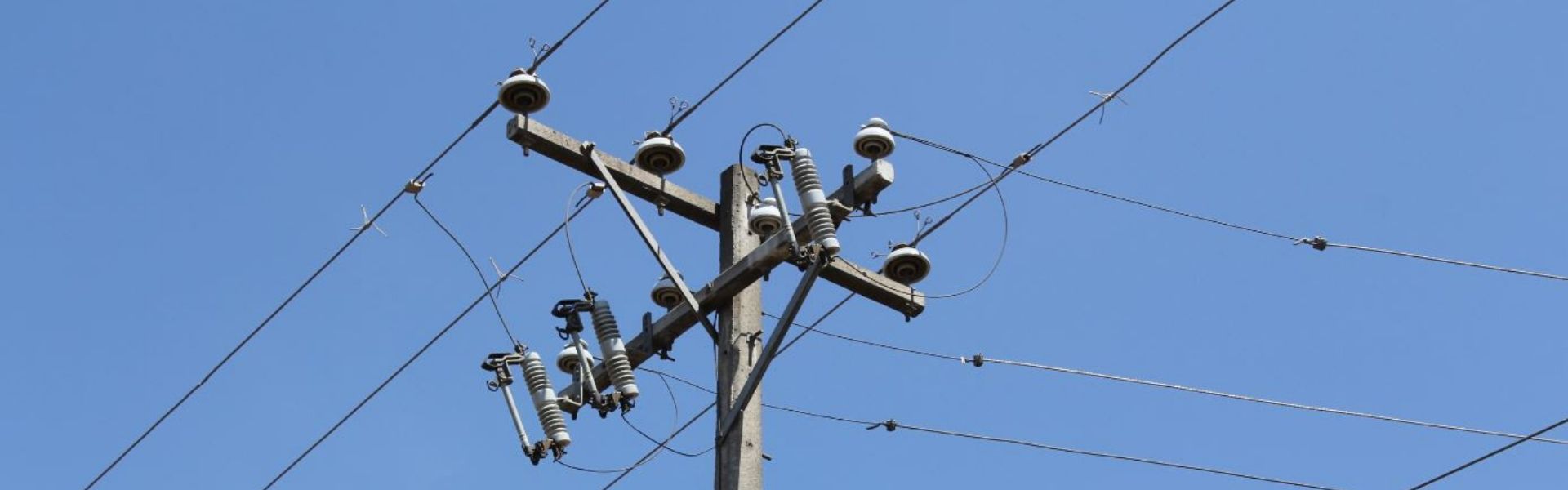 SEC Los Lagos instruye a eléctricas que adopten medidas por alerta meteorológica para entregar un suministro continuo