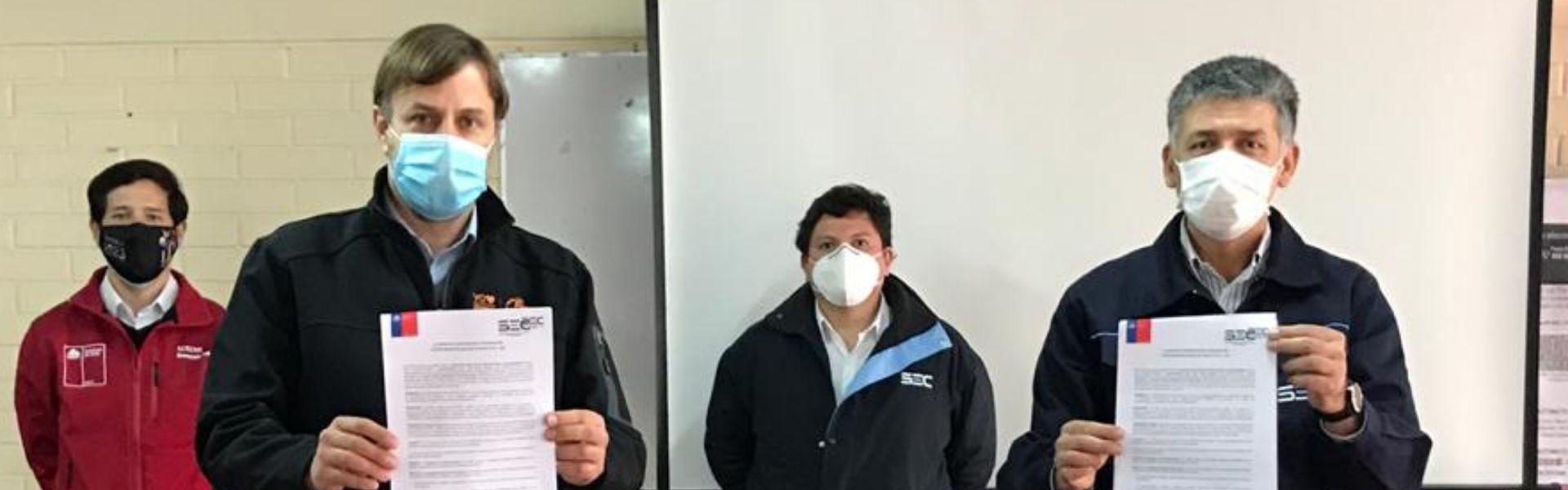 Superintendente SEC y Alcalde de Puente Alto firman convenio para recibir reclamos de vecinos