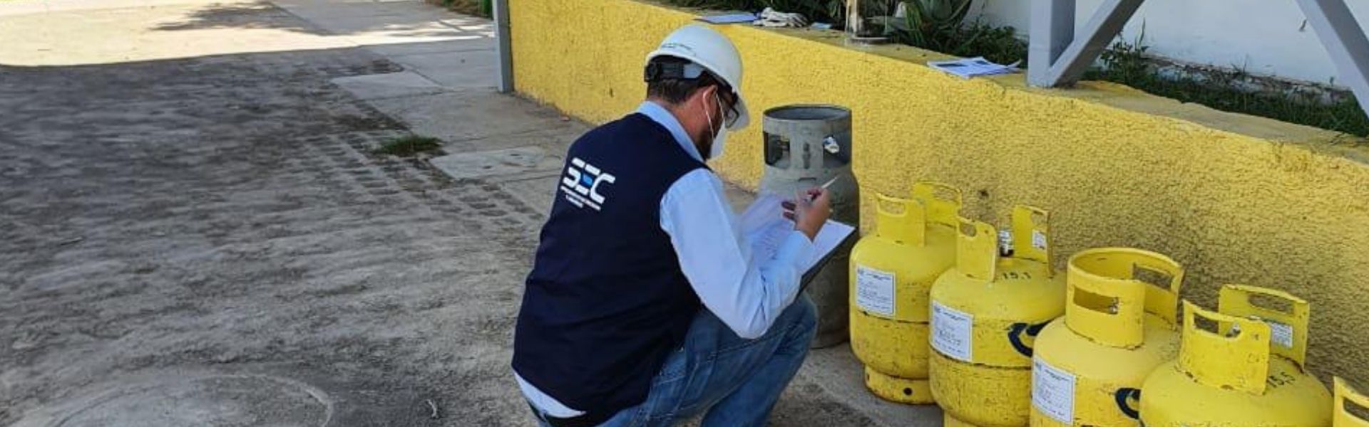 SEC Atacama fiscaliza seguridad de cilindros de gas en planta de llenado y distribución en Copiapó