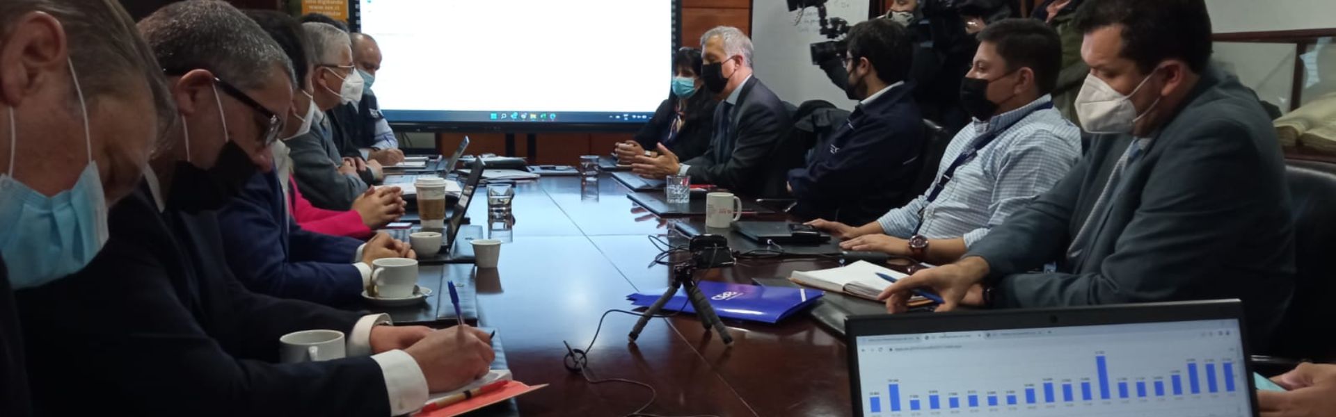 SEC y Ministerio de Energía se reúnen con eléctricas para supervisar su planificación ante el frente de lluvias y nieve