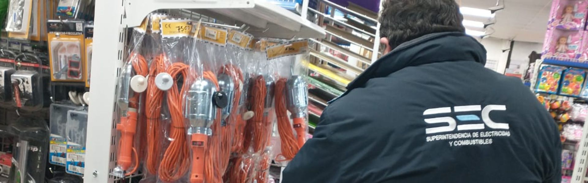 SEC Biobío fiscaliza en Hualqui que productos a la venta y que operan con energéticos tengan SELLO SEC