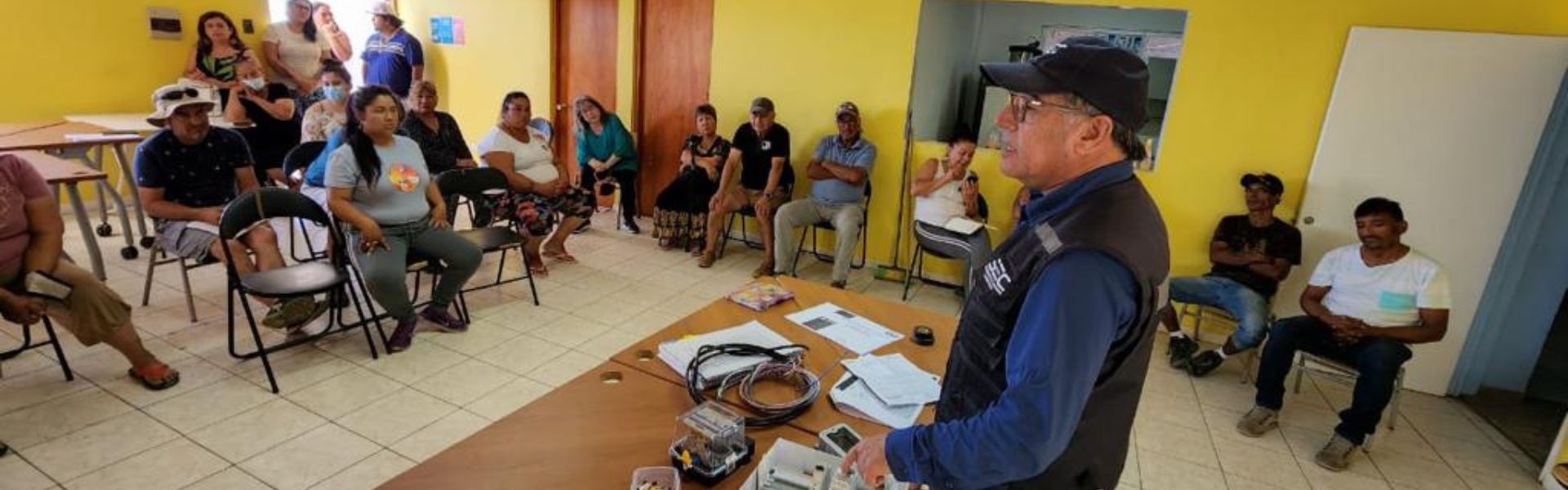 SEC Antofagasta da charla a vecinos de caleta Hornitos sobre uso seguro de la electricidad