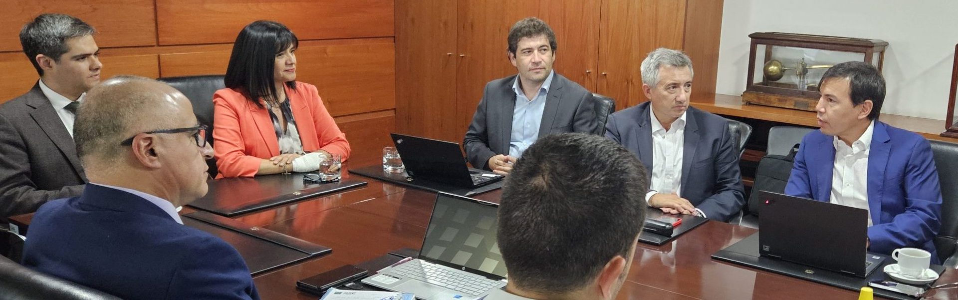 SEC se reúne con máximos ejecutivos de ENEL para monitorear desempeño y mejoras del servicio eléctrico