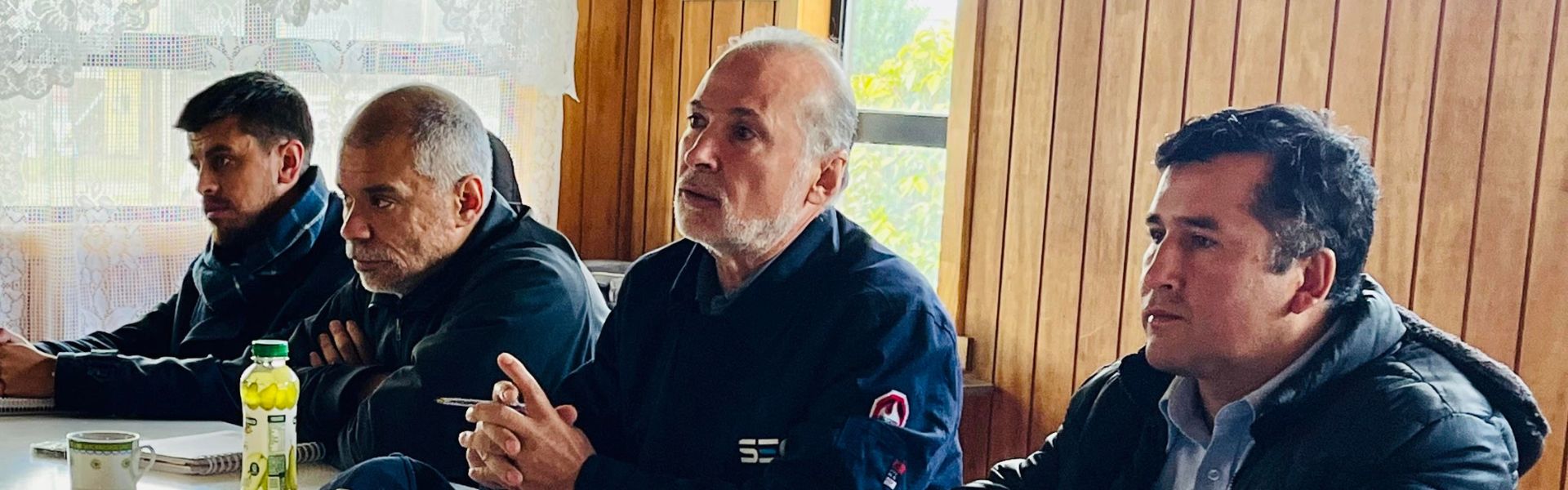 SEC Los Lagos se reúne con vecinos de Los Muermos tras reclamos por cortes de suministro eléctrico y bajas de voltaje