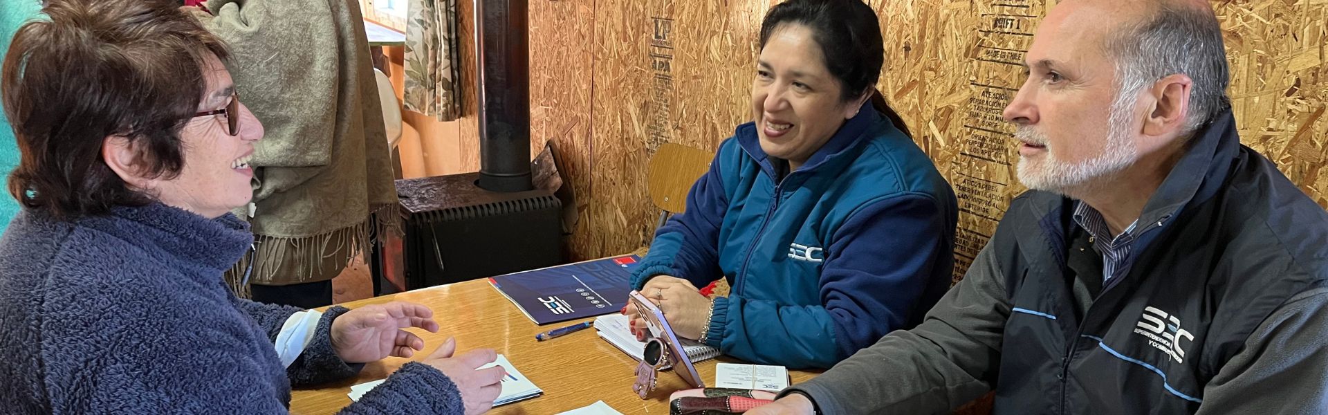 SEC Los Lagos recibe consultas y reclamos de vecinos por problemas de suministro eléctrico en sector rural de Puerto Varas