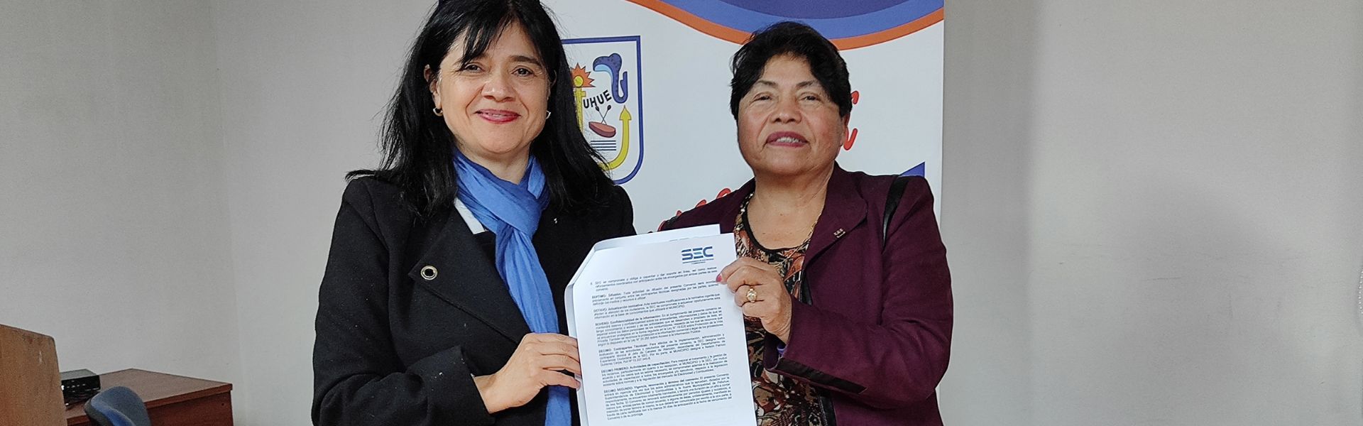 Superintendenta SEC se reúne con vecinos de Pelluhue y firma convenio con el municipio para recibir reclamos ciudadanos