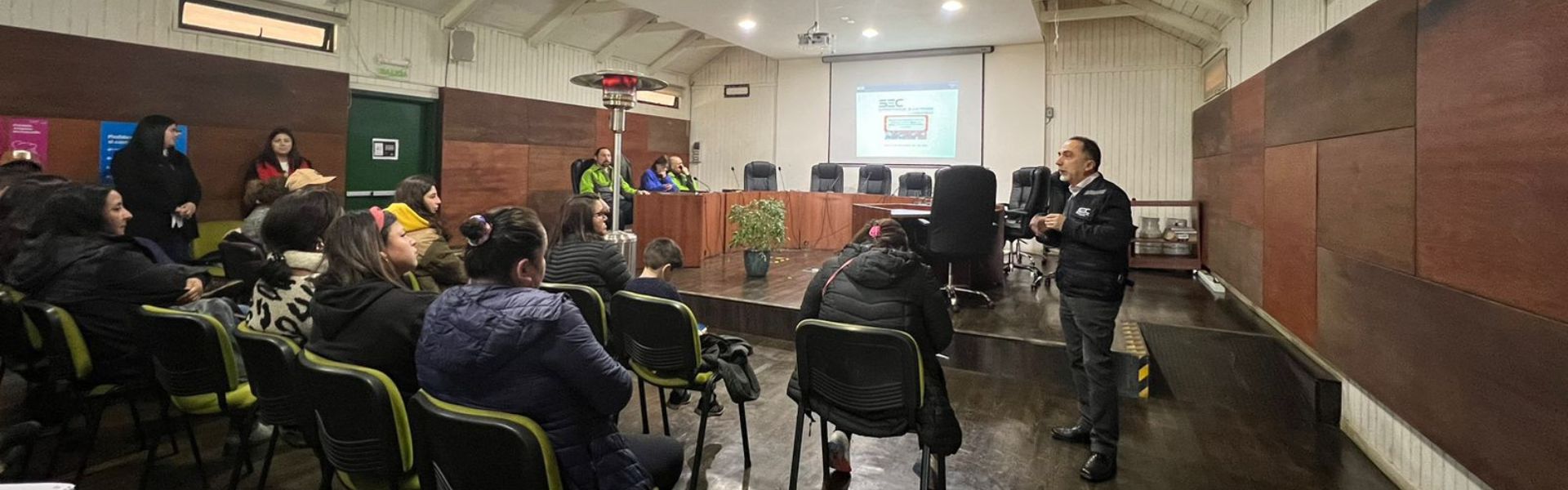 SEC Biobío entrega consejos sobre el uso seguro del gas y la electricidad a dueños de carros de comida previo a Fiestas Patrias