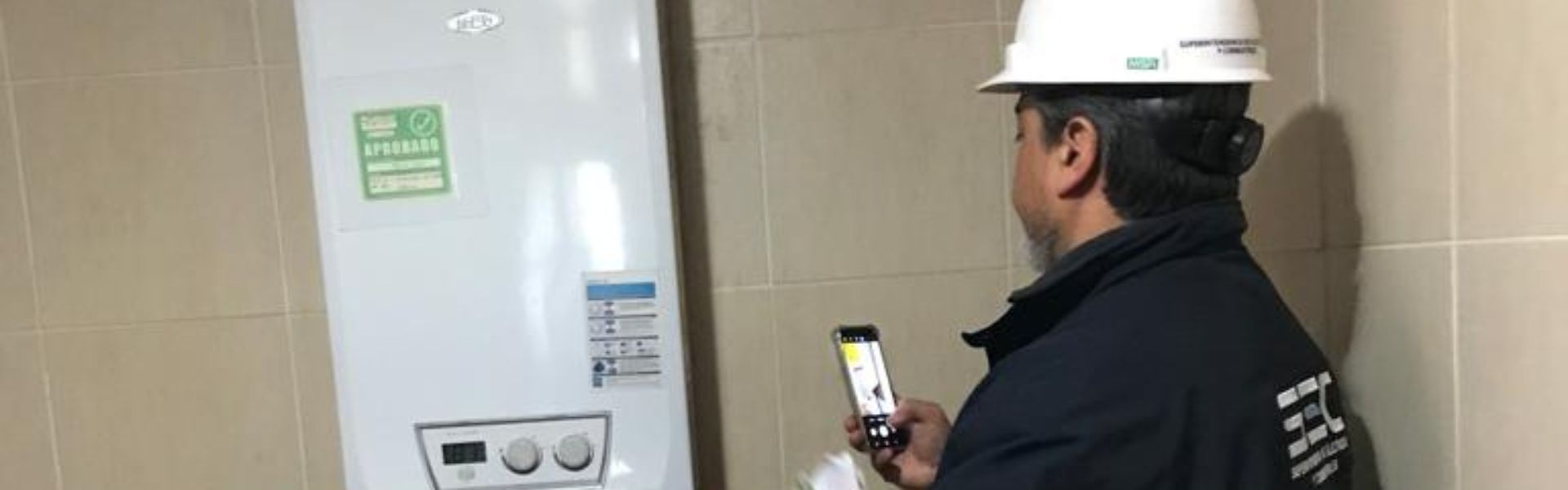 SEC Los Ríos inspecciona instalaciones eléctricas y de gas en colegios de Valdivia y Panguipulli para prevenir situaciones de riesgo