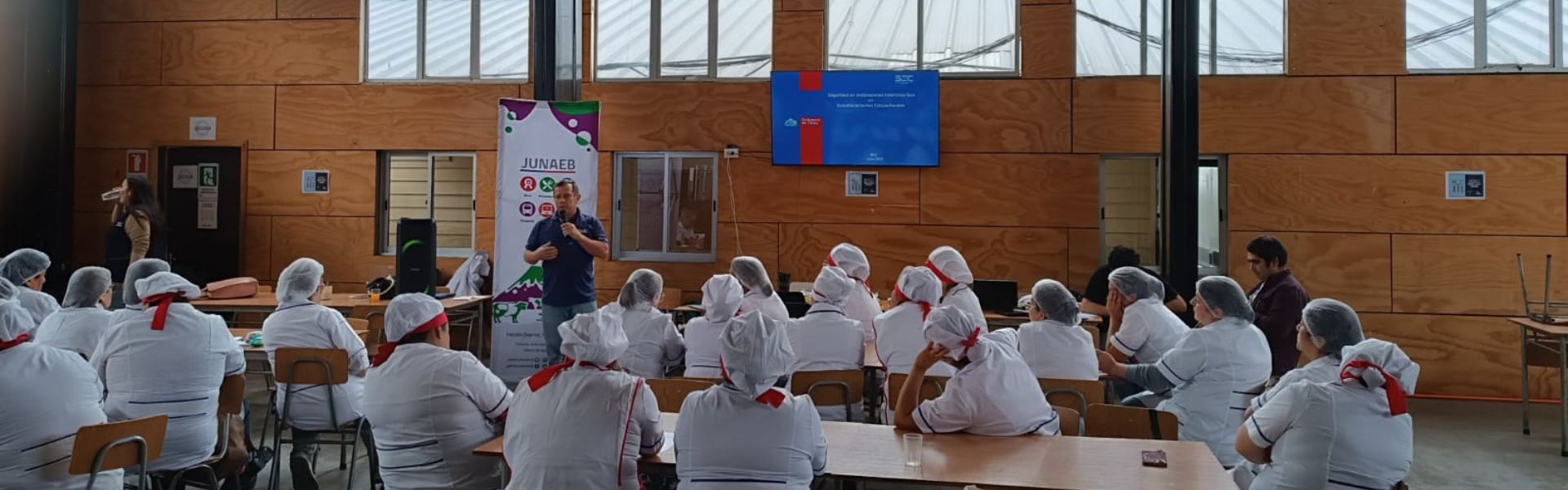 SEC Los Lagos capacita a manipuladoras de alimentos de JUNAEB para un uso seguro de los energéticos