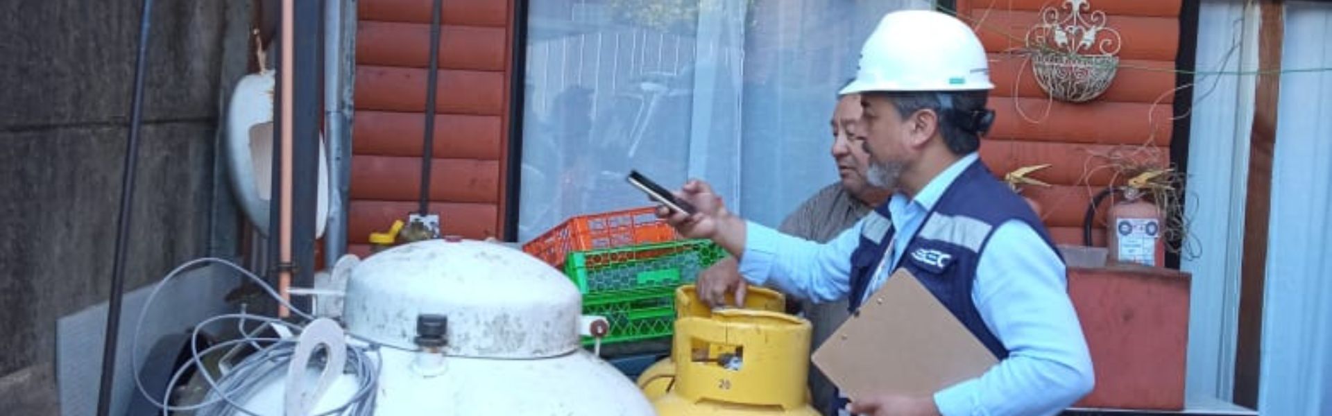 SEC Los Ríos detecta deficiencias en instalaciones eléctricas y de gas en hospedajes de Valdivia