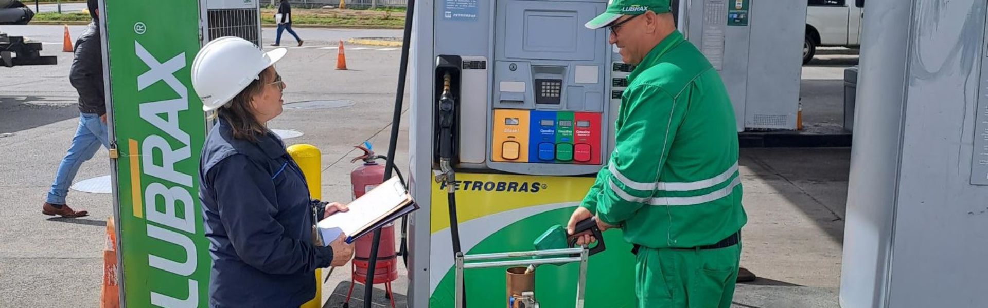 SEC Aysén fiscaliza calibración de máquinas expendedoras de gasolina en estaciones de servicio de Coyhaique