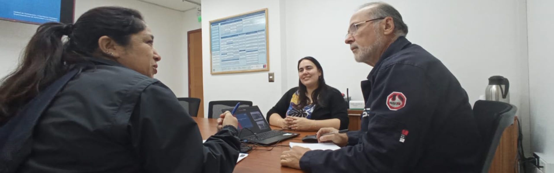 SEC Los Lagos capacita a personal municipal de Palena tras renovación de convenio que les permite recibir reclamos ciudadanos