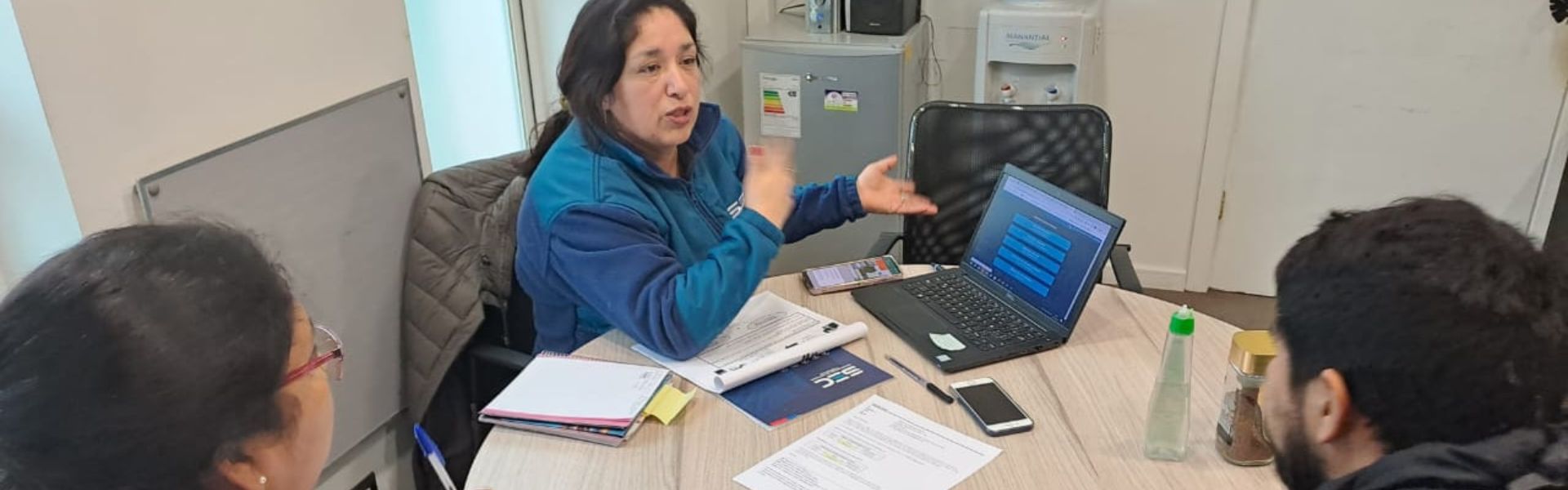 SEC recuerda a la ciudadanía que puede ingresar sus reclamos sobre electricidad y combustibles en los municipios con convenio