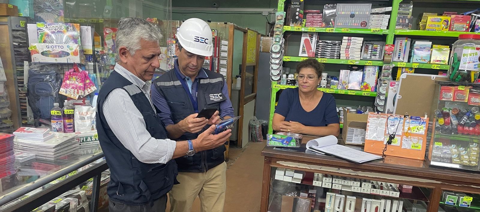 SEC Arica y Parinacota fiscaliza comercio para verificar útiles escolares con certificación