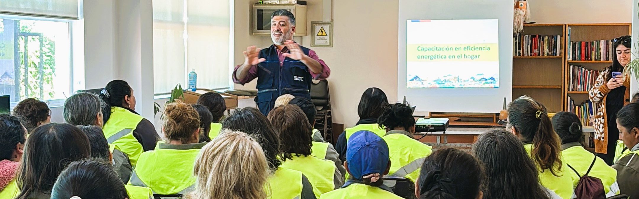 SEC Maule dicta charla a mujeres jefas de hogar de  San Rafael sobre seguridad y eficiencia energética